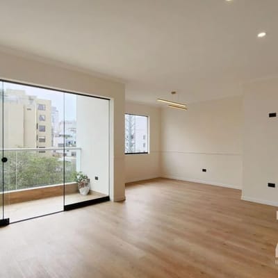 EN VENTA DPTO  M TOTALMENTE REMODELADO  HABITACIONES  COCHERA