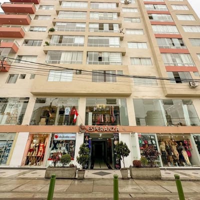 Local EN VENTA  bien ubicado en el Centro Comercial La Esperanza  Miraflores