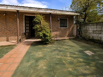 Venta de Casa 3 Dormitorios Gran Terreno Ideal para Reciclar en Medanos de Solymar