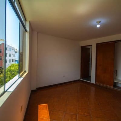 DEPARTAMENTO AMPLIO  FRENTE AL PARQUE