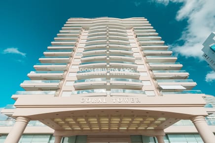 VENTA APARTAMENTO CORAL TOWER 3 DORMITORIOS EN SUITE + DEPENDENCIA