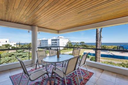 VENTA APARTAMENTO 4 DORMITORIOS EN SUITE CON PARRILLERO Y ESTUFA A LEÑA - PLAYA MANSA