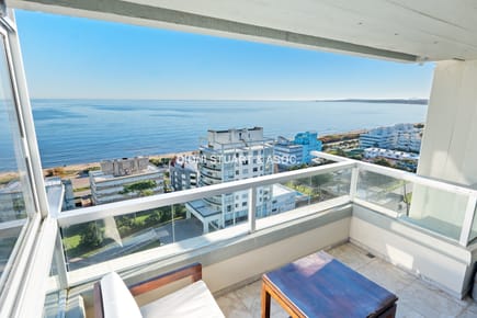 ALQUILER DE TEMPORADA FRENTE AL MAR EN PLAYA MANSA APARTAMENTO DE  3 DORMITORIOS - CON AMENITIES
