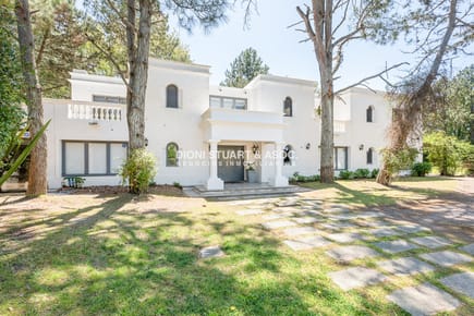 CASA EN VENTA EN EL GOLF CON 8 DORMITORIOS EN SUTIE