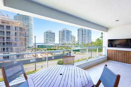 APARTAMENTO EN VENTA EN PLAYA MANSA DE 2 DORMITORIOS CON PARRILLERO