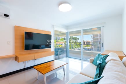 APARTAMENTO EN VENTA EN PLAYA MANSA DE 2 DORMITORIOS CON PARRILLERO