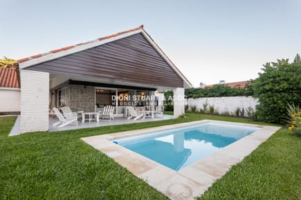 CASA EN ALQUILER CON 5 DORMITORIOS FRENTE AL MAR CON PISCINA - IMPONENTE