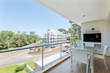 APARTAMENTO EN VENTA DE 4 DORMITORIOS CON PARRILLERO - EMERALD - PLAYA MANSA