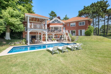 CASA EN VENTA EN  EL GOLF CON 4 DORMITORIOS EN SUITE + DEP. - BARBACOA Y SAUNA - INCREIBLE
