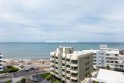VENTA APARTAMENTO 2 DORMITORIOS - EN PUNTA DEL ESTE - TORRE PLAZA - CON VISTA AL MAR