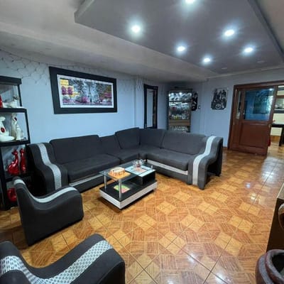 VENTA DE HERMOSO DEPARTAMENTO DE PRIMER PISO CON COCHERA EN LAS FLORES