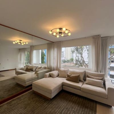 HERMOSO DEPARTAMENTO A ESPALDAS DEL MALECN EN MIRAFLORES