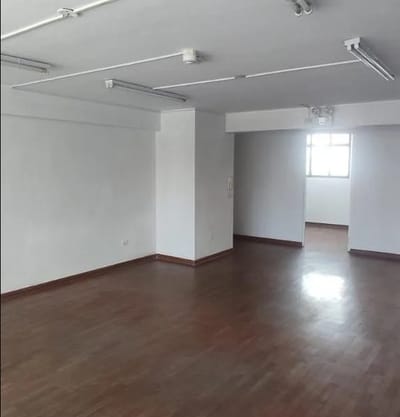 Alquilo Oficina con  vista externa en  Calle Shell Miraflores