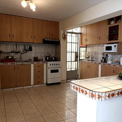 Se vende casa de  pisos en Urb Villareal