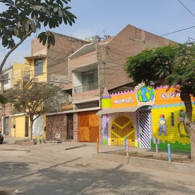 Vendo Espaciosa Casa De Tres Pisos Frente A Parque En Sjl