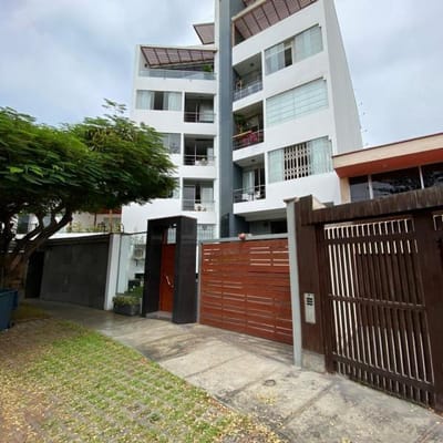 SE VENDE ESPACIOSO DEPARTAMENTO EN SURCO