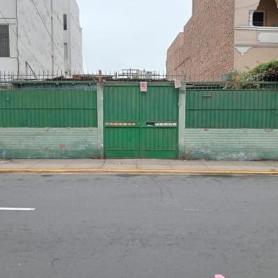 SE VENDE CASA COMO TERRENO EN MIRAFLORES