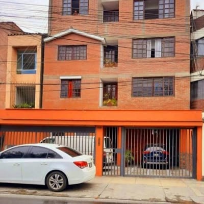 SURCO SE VENDE EDIFICIO DE CUATRO PISOS AV CAMINOS DEL INCA