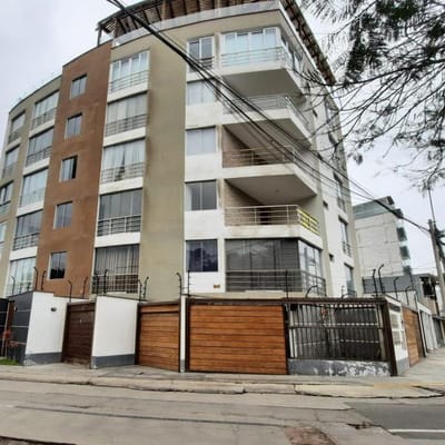 SURCO VENDO BONITO DEPARTAMENTO FRENTE A PARQUE