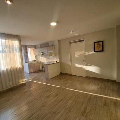 ALQUILO DEPARTAMENTO  HAB COMAS POR TOTTUS PARADERO  POSTES Y AV METROPOLITANA