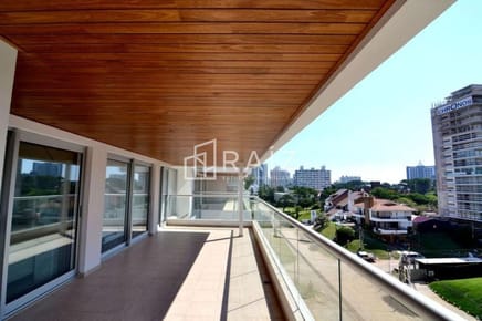 Amplia planta de 2 dormitorios y medio
