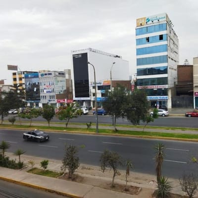 VENDO PROPIEDAD EN PLENA AV CARLOS IZAGUIRRE LOS OLIVOS