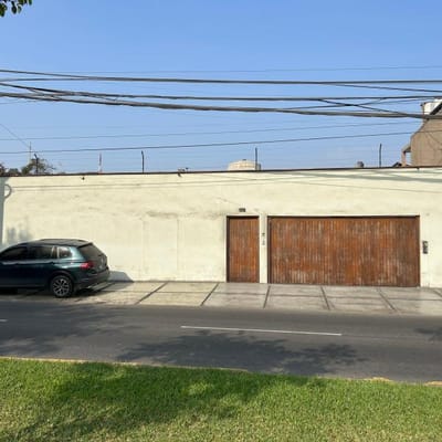 Casa a precio de terreno en Camacho La Molina