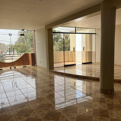 Amplio Departamento Modernizado con Hermosa Vista Al Parque en Santa Anita