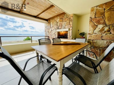 Venta y alquiler de apartamento de dos dormitorios con parrillero de uso exclusivo en Punta Ballena