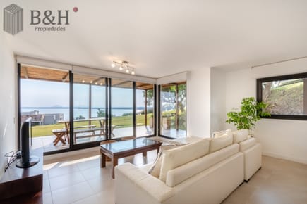 Venta y alquiler temporario de apartamento amplio de un dormitorios en Punta Ballena