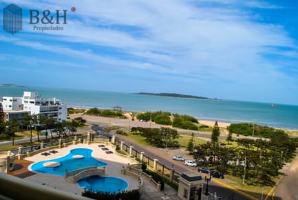 Espectacular apartamento en Mansa Punta del Este, con vista panorámica al mar.