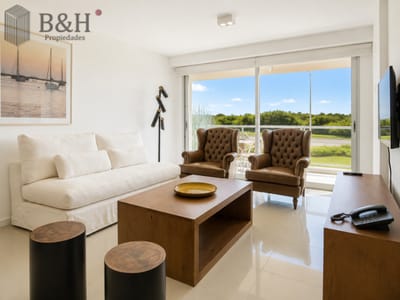 Apartamento de 3 Dormitorios en Venta Primera Línea del Mar, Playa Brava Punta del Este