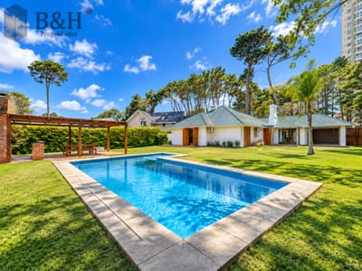 Alquiler temporario de casa de tres dormitorios con piscina en Barrio Lugano a pasos de Punta Shopping, Punta del Este