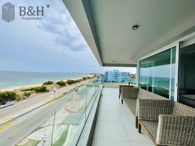 Apartamento de 3 Dormitorios y Parrillero Frente al Mar, Playa Mansa