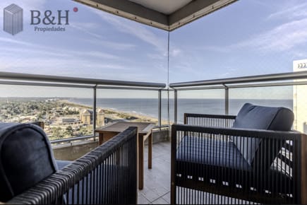 Moderno Penthouse con Vista al Mar, en Playa Brava, 3 Dormitorios con Parrillero y Dependencia de servicio