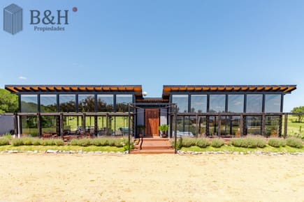 Moderna casa en barrio privado El Quijote en venta