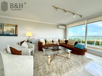 Alquiler temporario de apartamento esquinero de tres dormitorios más dependencia de servicio sobre Playa Mansa, Punta del Este