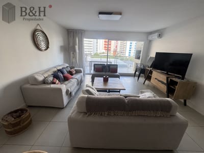 Apartamento de 3 dormitorios en venta en Punta del Este