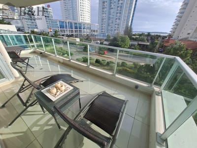 Apartamento en Playa Mansa a la venta 3 Dormitorios con vista