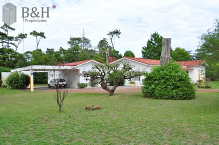 Casa ubicada en Cantegril con lindo terreno