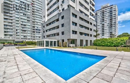 Venta Apartamento en Punta del Este con 3 dormitorios y vista parcial a la playa.