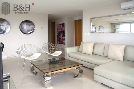 Apartamento de 3 Dormitorios en Playa Mansa en venta  - A Pasos del Mar