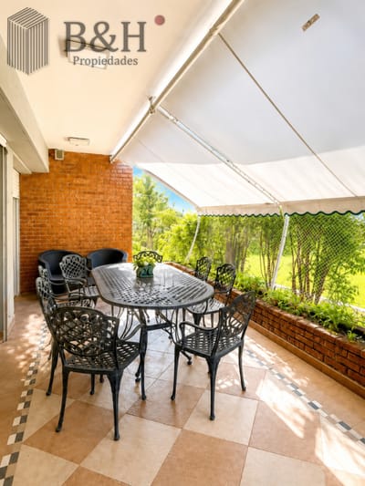Apartamento en venta playa Mansa de 4 dormitorios y amplia terraza con parrillero propio