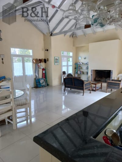 Casa en Montoya a la venta y alquiler. 4 dormitorios y 4 baños