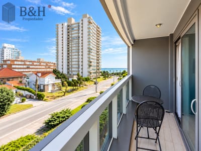 Moderno Apartamento de 1 Dormitorio en Suite a pasos del mar. Playa Mansa, Punta del Este