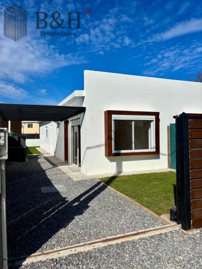 En venta casa en Altos de la Laguna, Maldonado de 2 dormitorios con parrillero.