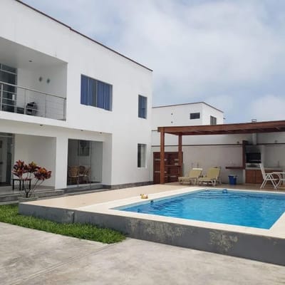 CASA DE PLAYA EN EXCELENTE UBICACION EN PUNTA NEGRA MODENOS ACABADOS