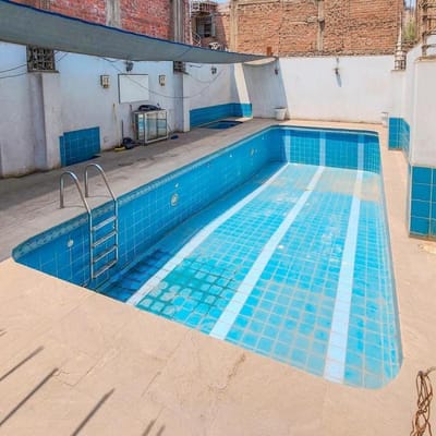 Local con piscina de rea m