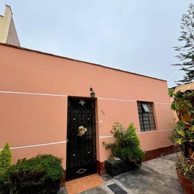 SE VENDE CASA EN MIRAFLORES DE  M A UNAS CUADRAS DE LARCOMAR PRECIO OCASIN