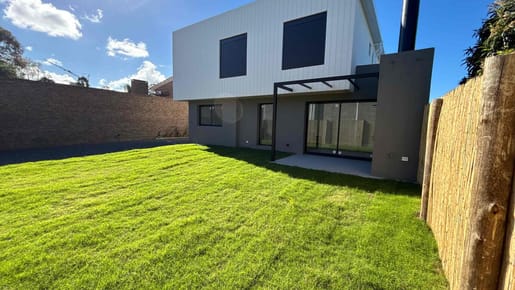 ESTRENÁ CON GRAN JARDÍN
